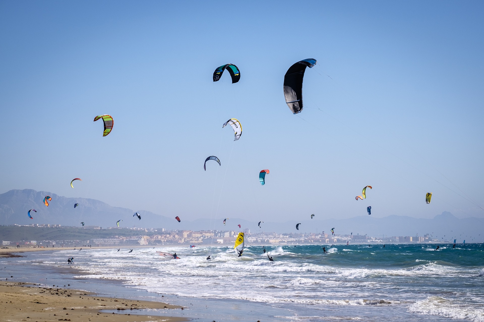  kitesurfers enjoying independence